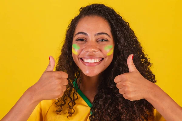 Giovane Donna Brasiliana Nera Tifosa Calcio Come Segno Pollice Approvazione — Foto Stock