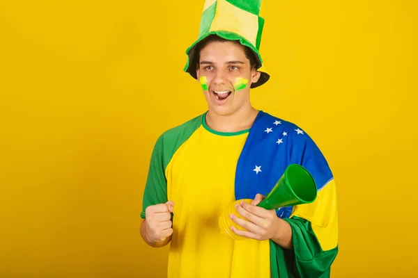 Joven Aficionado Fútbol Brasileño Vestido Verde Festejando Con Bandera Brasileña —  Fotos de Stock
