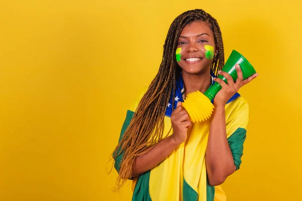 Donna Colore Giovane Appassionato Calcio Brasiliano Usando Clacson Facendo Rumore — Foto Stock