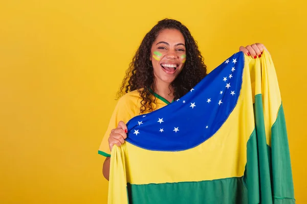 若い黒人のブラジル人女性サッカーファン ブラジルの国旗です 応援やお祝い — ストック写真