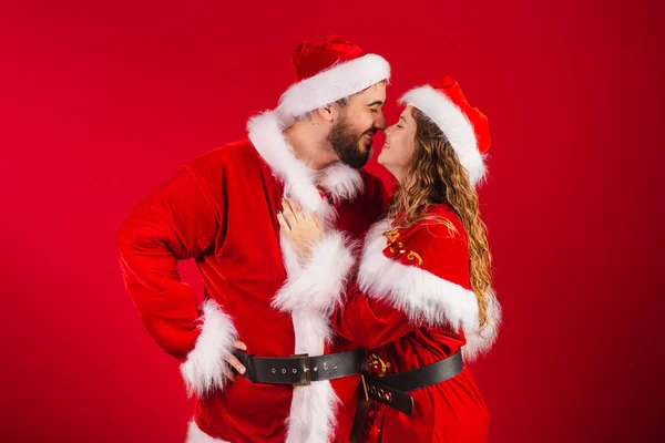 Couple Brésilien Habillé Habits Noël Père Noël Embrasser Embrasser — Photo