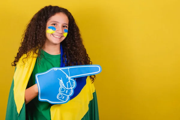 Brezilyalı Beyaz Futbol Fanatiği Eli Köpüklü Kız Negatif Alanı Reklamcılığı — Stok fotoğraf