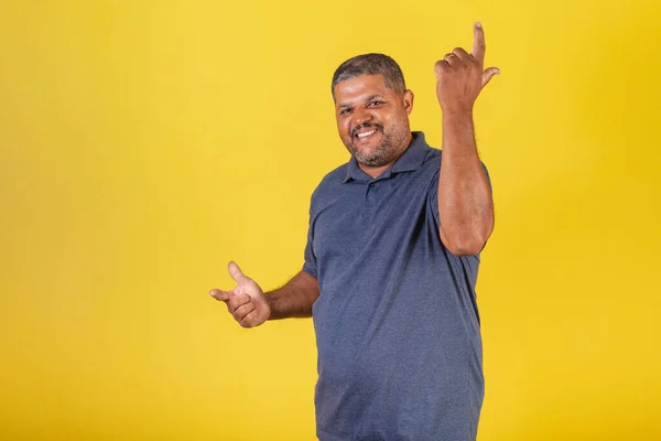 Hombre Negro Brasileño Adulto Sonriendo Mirando Cámara Celebrando —  Fotos de Stock
