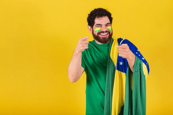 Kaukázusi Férfi Szakállal Brazil Focirajongó Brazíliából Tanácsokat Sugall Jelez Kamerára — Stock Fotó
