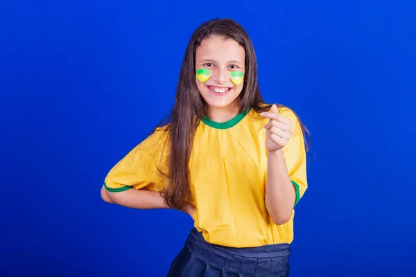 Junges Mädchen Fußballfan Aus Brasilien Herzzeichen Mit Fingern Gute Vibrationen — Stockfoto