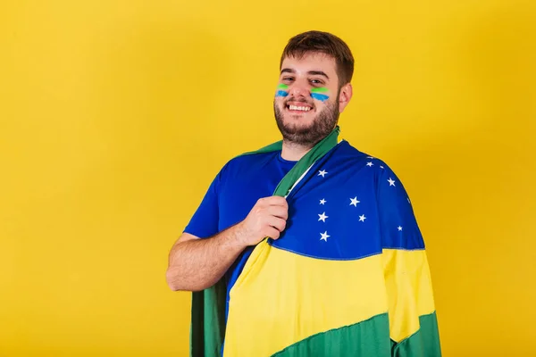 Uomo Brasiliano Caucasico Tifoso Calcio Brasiliano Indossa Mantello Bandiera Brasiliana — Foto Stock