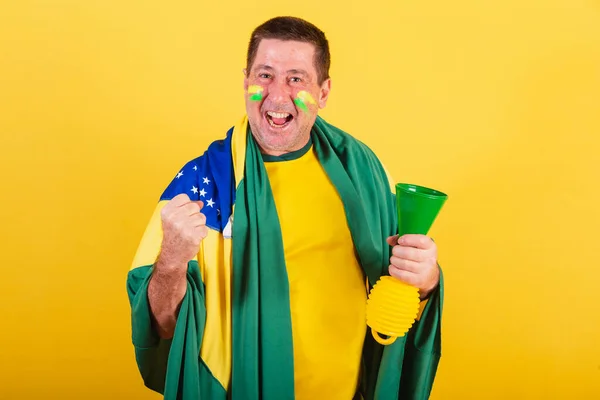 Homme Adulte Fan Football Brésilien Drapeau Riant Devant Caméra — Photo