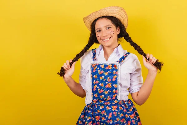 Dziewczyna Typowym Ubraniu Dla Festy Juniny Trzymając Warkocze Uśmiechając Się — Zdjęcie stockowe