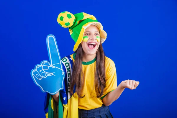 Юна Дівчина Футбольний Фанат Бразилії Вдягнені Капелюх Прапор Використовую Піноплавний — стокове фото