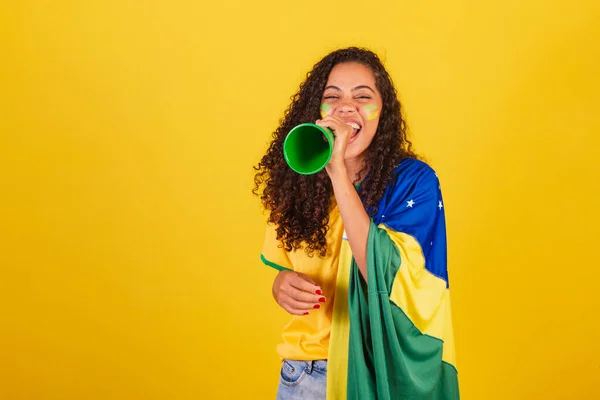Fiatal Fekete Brazil Focirajongó Kiabálás Hangosbeszélőn Keresztül Reklámfotó — Stock Fotó