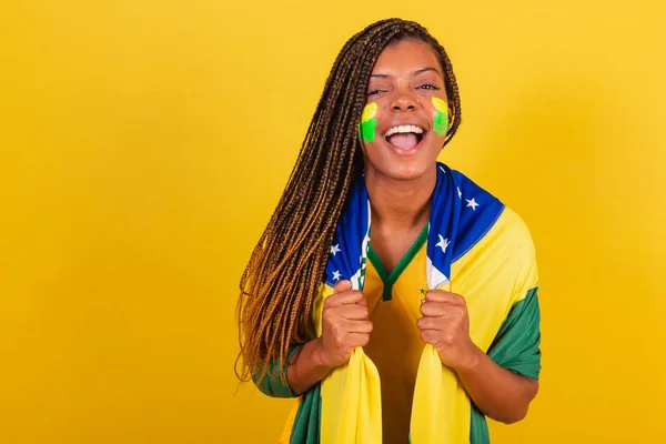 Mulher Negra Jovem Futebol Brasileiro Usando Bandeira Gritando Objetivo Sorrindo — Fotografia de Stock