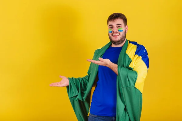 Brazilian Caucasian Man Soccer Fan Brazil Pointing Hands Some Product — Stock Photo, Image