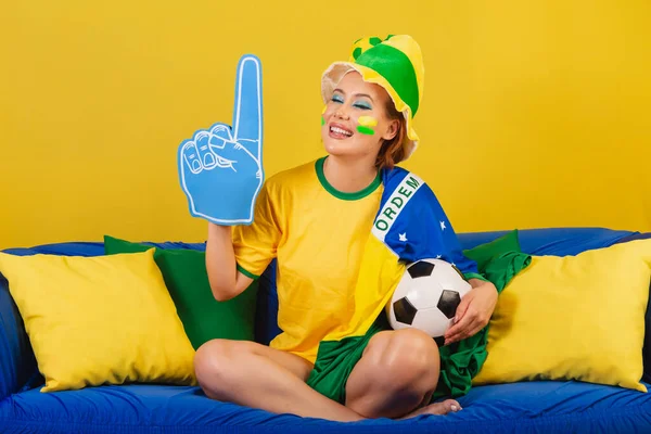 Caucasien Rousse Brésilien Fan Football Brésilien Sur Canapé Avec Doigt — Photo