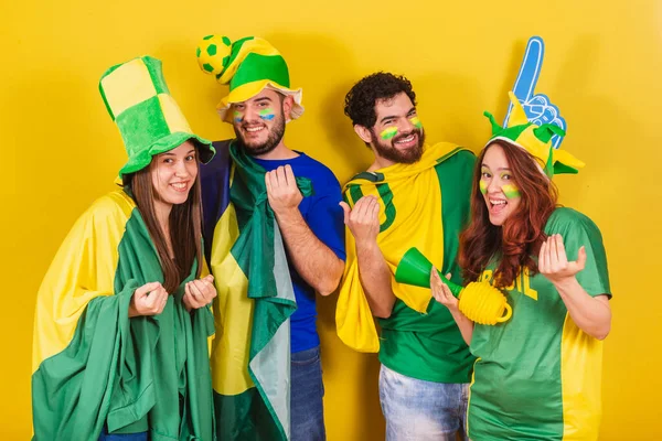 Gruppe Von Freunden Fußballfans Aus Brasilien Die Brasilianische Flagge Tragen — Stockfoto