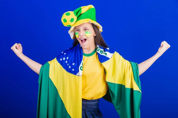 Молодая Девушка Футбольный Фанат Бразилии Одетый Шляпу Флаг Празднование — стоковое фото