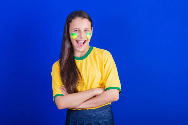 ブラジルのサッカーファンの少女です 腕を越えて — ストック写真
