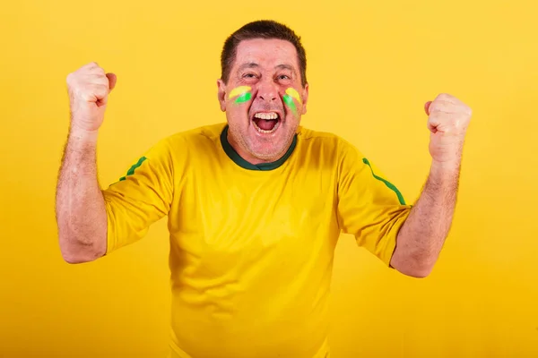 Yetişkin Adam Brezilya Futbol Fanatiği Çığlık Atan Golü Kutluyor — Stok fotoğraf