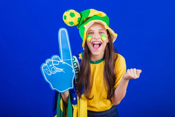 年轻姑娘 来自巴西的足球迷 戴着帽子和旗帜 用泡沫手指 开派对 太棒了 — 图库照片