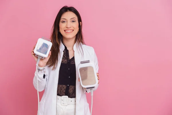 Beautiful Brazilian Beautician Cosmetologist Holding Two Hand Cryomodeling Device Criolipolisis — Stock Photo, Image