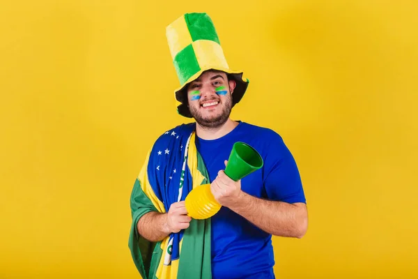 巴西的高加索人 来自巴西的足球迷 戴着帽子 用号角在锦标赛中欢呼 — 图库照片