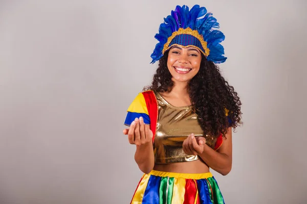 Schöne Schwarze Brasilianerin Mit Frevo Kleidung Karneval Karnevalsfedern Kopfbedeckung Einladende — Stockfoto