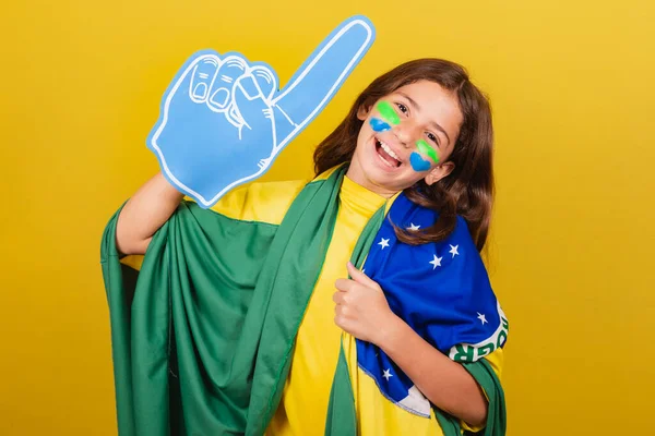 Brasileño Caucásico Niño Ventilador Fútbol Con Espuma Dedo Celebrando Fiesta —  Fotos de Stock