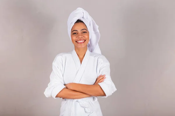 Mooie Braziliaanse Zwarte Vrouw Badjas Handdoek Armen Gekruist Glimlachend — Stockfoto