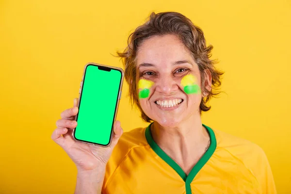 Volwassen Vrouw Braziliaanse Voetbalfan Smartphone Scherm Online Mobiel Apps App — Stockfoto