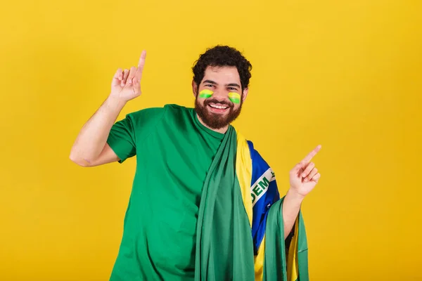 Kaukasisk Man Med Skägg Brasilianskt Fotbollsfan Från Brasilien Dansande Och — Stockfoto
