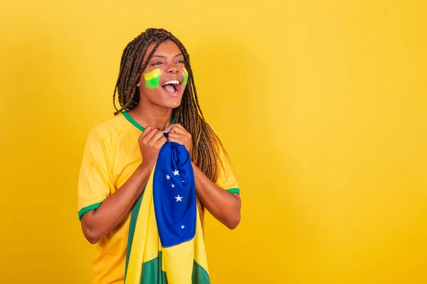 Mulher Negra Jovem Futebol Brasileiro Segurando Bandeira Brasil Ansioso Assistindo — Fotografia de Stock
