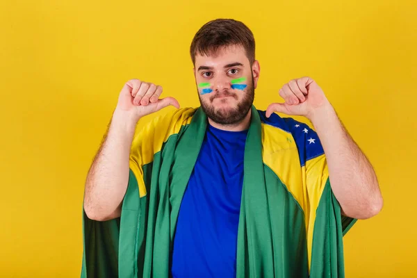 Brasiliano Caucasico Tifoso Brasiliano Pollice Basso Disapprovazione Antipatia Cattivo — Foto Stock