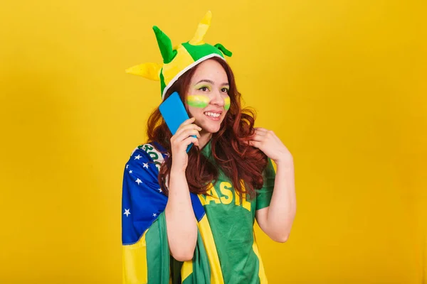 Καυκάσια Γυναίκα Κοκκινομάλλα Ανεμιστήρας Ποδοσφαίρου Brazil Φωνητική Κλήση Συνομιλία Μέσω — Φωτογραφία Αρχείου