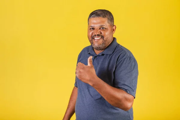 Homem Negro Brasileiro Adulto Sorrir Tipo Polegar Para Cima Positivo — Fotografia de Stock