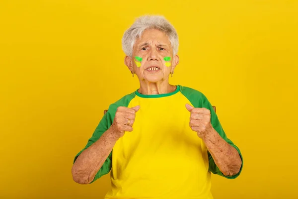 Yaşlı Bir Kadın Brezilyalı Futbol Taraftarı Tezahürat Yapıyor Titriyor — Stok fotoğraf