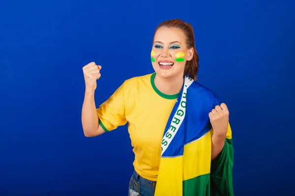 Donna Caucasica Rossa Tifoso Brasiliano Brasiliano Sfondo Blu Indossa Bandiera — Foto Stock