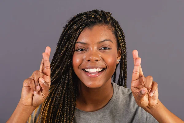 年轻的非裔巴西人 手指交叉 — 图库照片