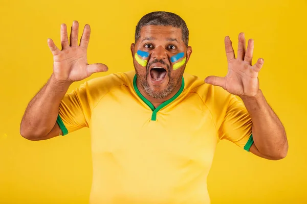 Brasilianischer Schwarzer Fußballfan Aus Brasilien Überrascht Wow Unglaublich Unglaublich — Stockfoto