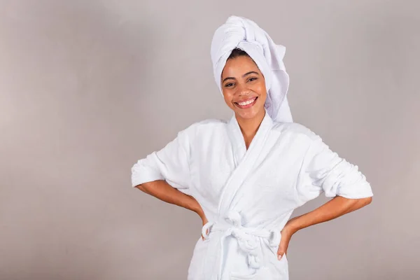Mooie Braziliaanse Zwarte Vrouw Badjas Handdoek Handen Heupen Glimlachend — Stockfoto