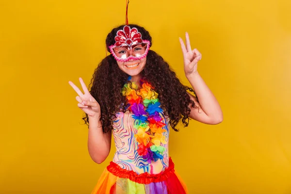 Kaukasisch Braziliaans Meisje Gekleed Voor Carnaval Vrede Liefde Symbool Poseren — Stockfoto