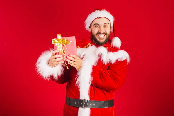 Homem Brasileiro Vestido Com Roupas Santa Claus Segurando Presente Vermelho — Fotografia de Stock