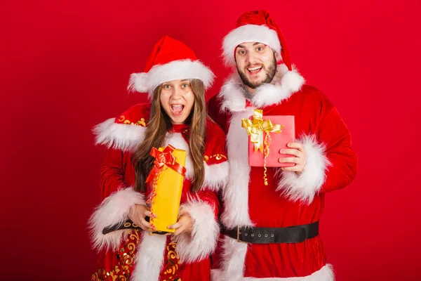 Couple Brésilien Avec Vêtements Noël Père Noël Claus Détenir Des — Photo