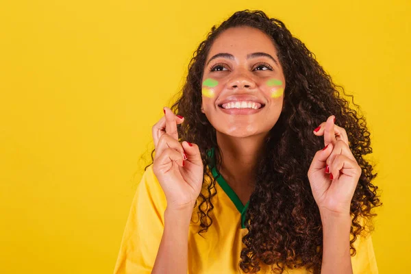 若い黒人のブラジル人女性サッカーファン 幸運を祈る指が交差した — ストック写真