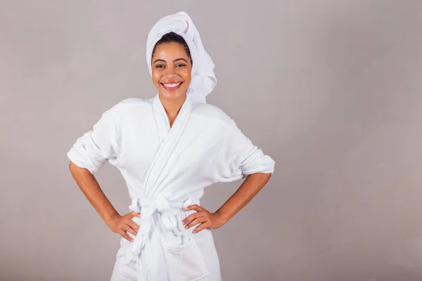 Mooie Braziliaanse Zwarte Vrouw Badjas Handdoek Glimlachen Gelukkig Optimistisch Spa — Stockfoto
