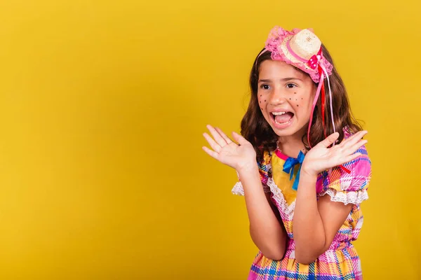 Brazylijskie Dziecko Biała Czerwcowa Imprezowa Odzież Zaskoczona Szczęśliwa Radosna Wow — Zdjęcie stockowe