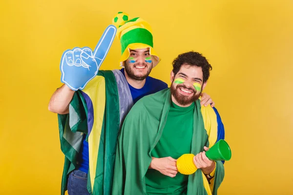 Dwóch Przyjaciół Brazylijczycy Kibice Piłki Nożnej Brazylii Używając Brazylijskiej Flagi — Zdjęcie stockowe