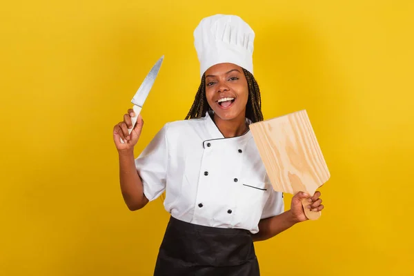 Genç Afro Brezilyalı Kadın Aşçı Ahşap Tahta Bıçak Tutuyor — Stok fotoğraf
