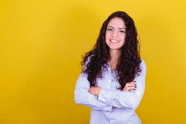 Mujer Emprendedora Mujer Negocios Brazos Cruzados Confiada Sonriente — Foto de Stock