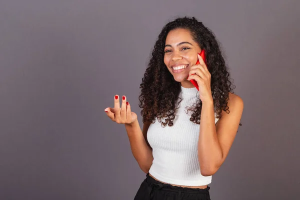Ung Brasiliansk Svart Kvinna Talar Röstsamtal Med Röd Mobiltelefon — Stockfoto