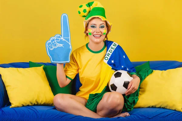 Kaukasier Rotschopf Brasilianer Brasilianischer Fußballfan Auf Der Couch Mit Schaumstofffinger — Stockfoto