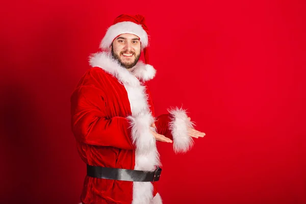 Caucasiano Brasileiro Vestido Com Roupa Natal Papai Noel Mostrando Produto — Fotografia de Stock